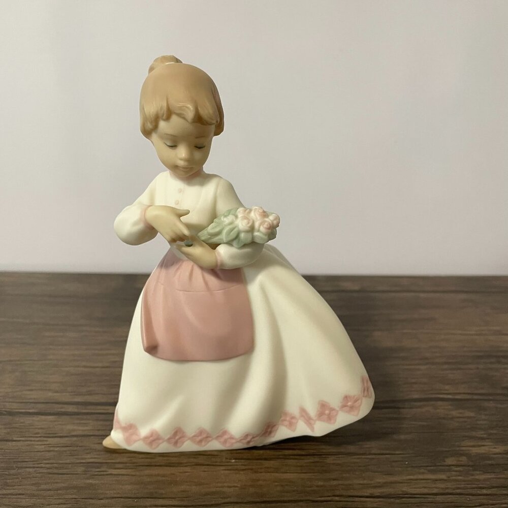 Golden Memories Collection by Lladro Young Girl w‎ Flowers Spain Daisa Figurine